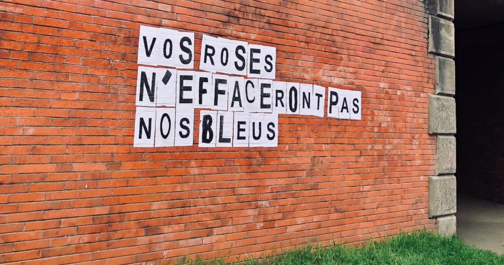 À Toulouse, le groupe de collage féministe multiplie les opérations pour dénoncer les violences conjugales. Crédits : ©Lucie Lescastreyres.