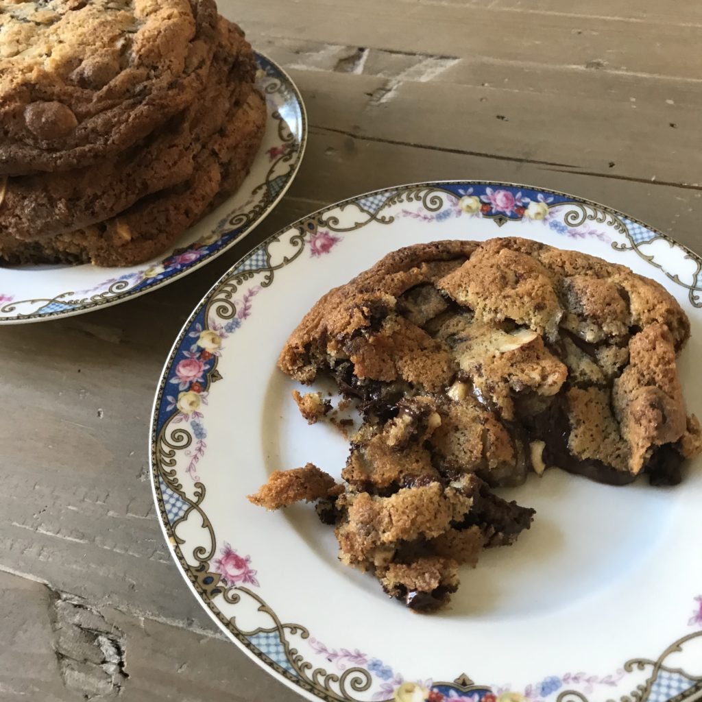 Chez Paulette, on vous livre la succulente recette des cookies inspirée des Levain Bakery. Crédits : ©Paule Thomas-Bayard.