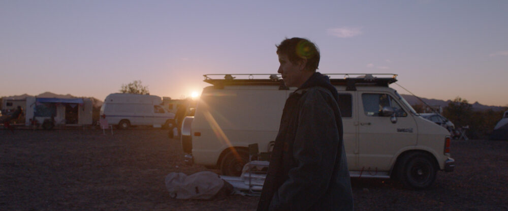 Frances McDormand à côté d'un van au coucher du soleil