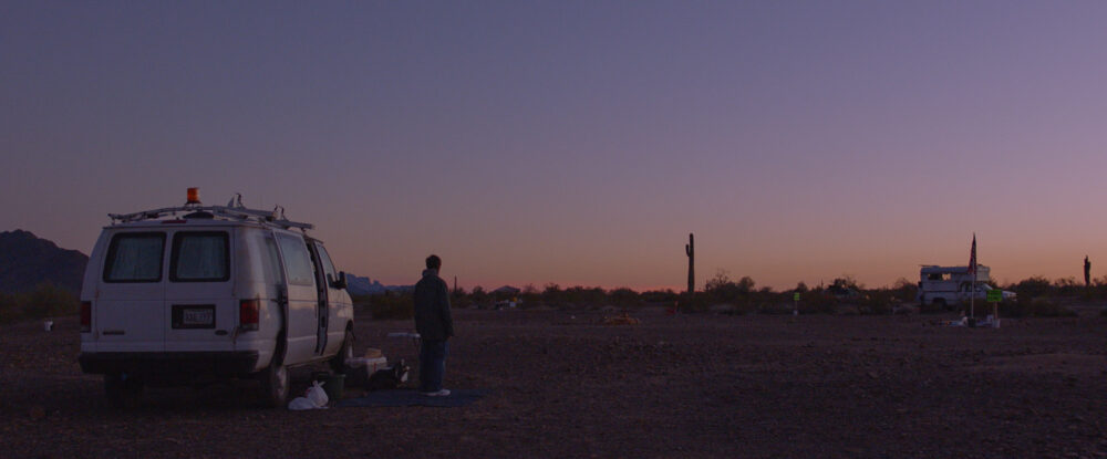 Frances McDormand à côté d'un van au coucher du soleil