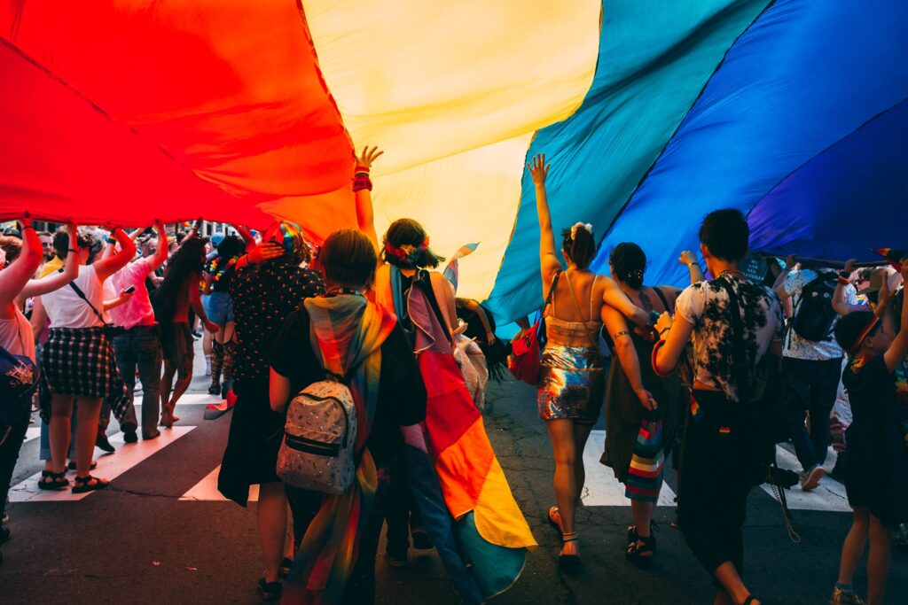 Marche des fiertés sous un drapeau LGBTQIA+