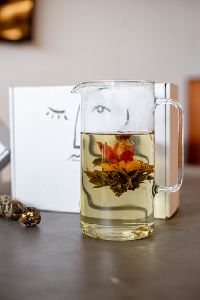 Fleur de thé et carafe