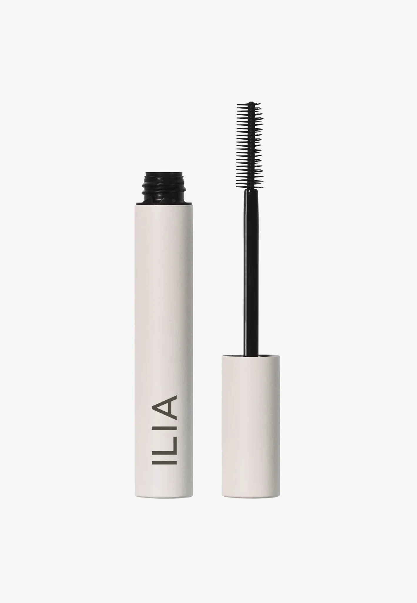 Limitless Lash Mascara Allongeant Ilia, packaging entièrement blanc avec l'inscription Ilia en noir