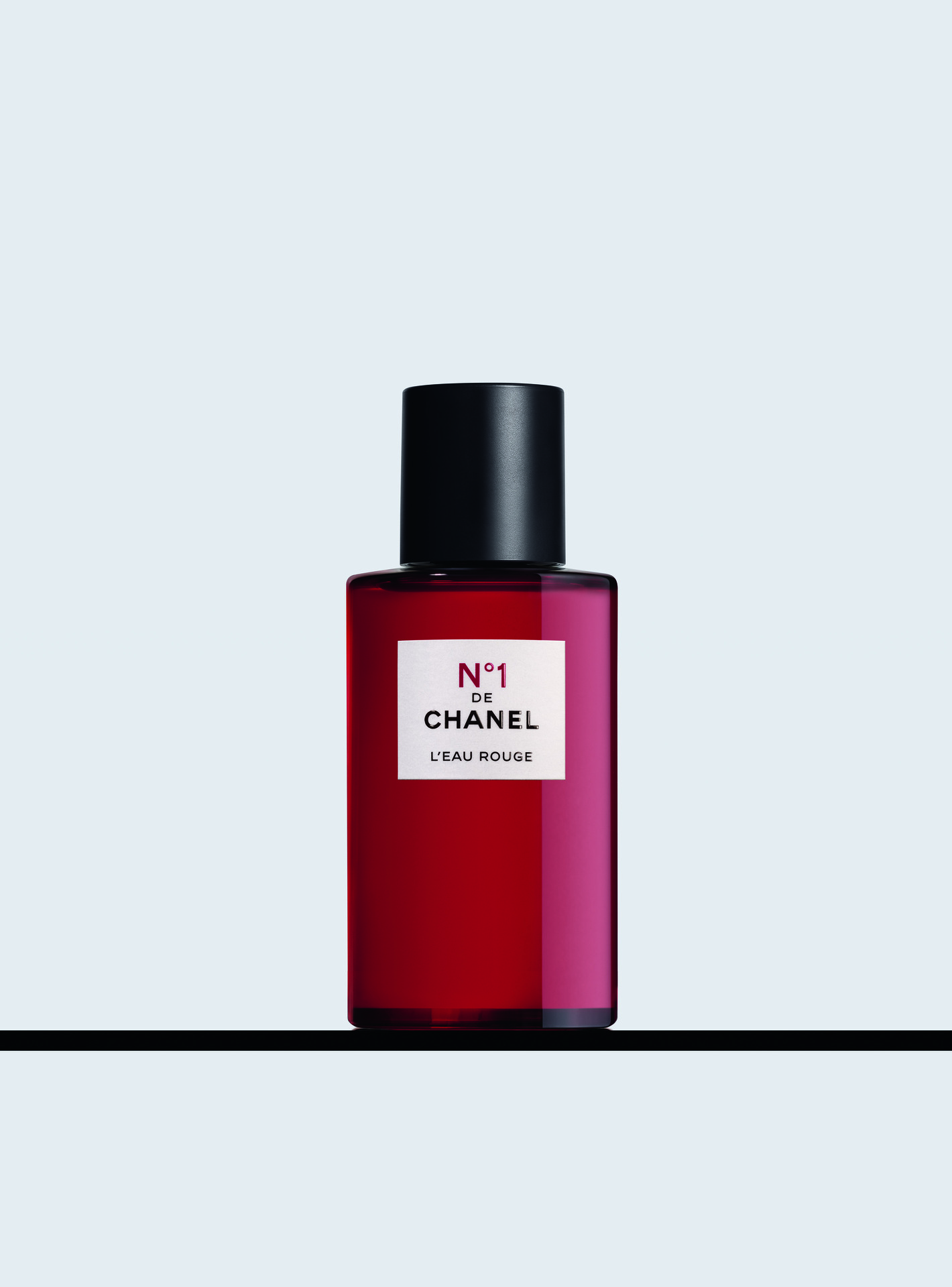 L'eau Rouge de Chanel avec un arrière fond blanc