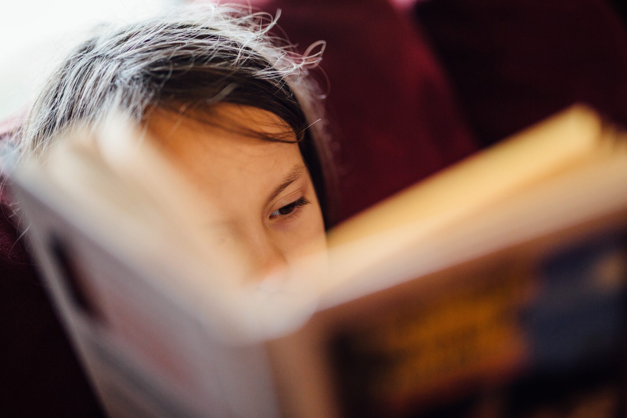 Image d'illustration d'une fille qui lit un livre