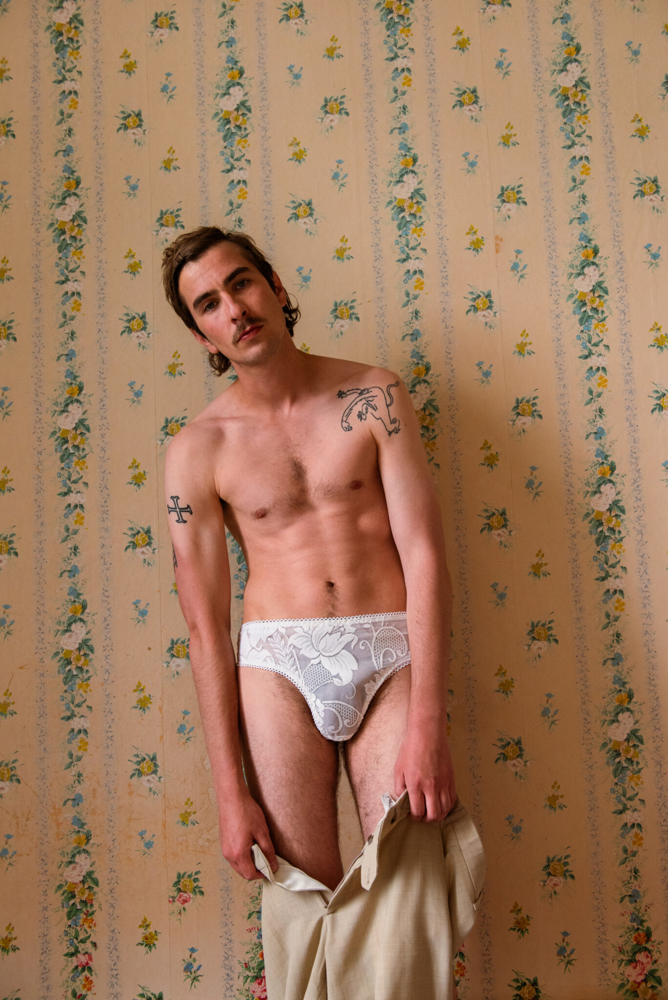Image d'illustration campagne Napperon, homme en sous-vêtements dans chambre