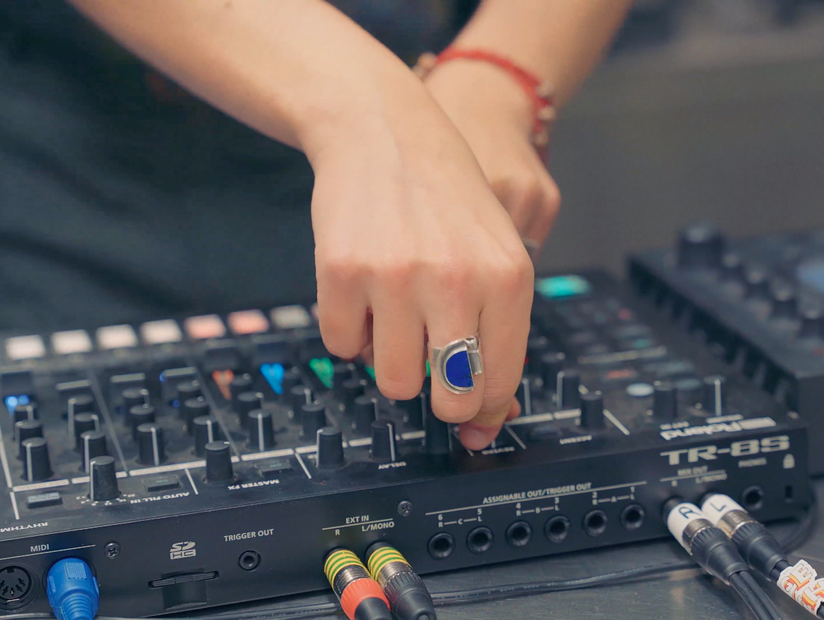 Image d'illustration, platine DJ avec deux mains qui jouent