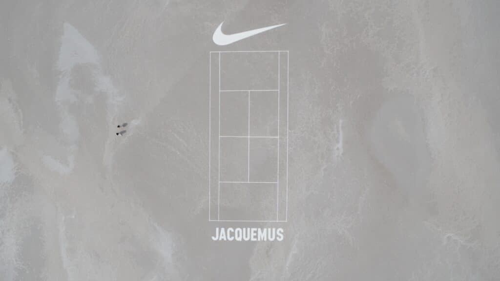 Logo Jacquemus x Nike, gris avec ligne blanche