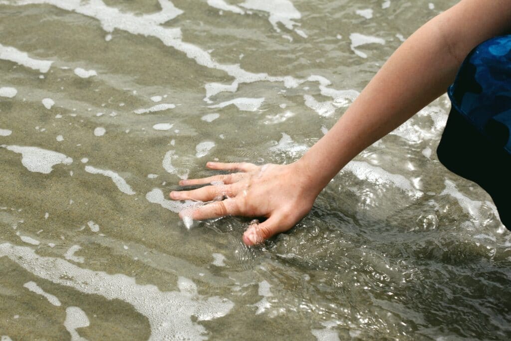 Image d'illustration, main dans l'eau
