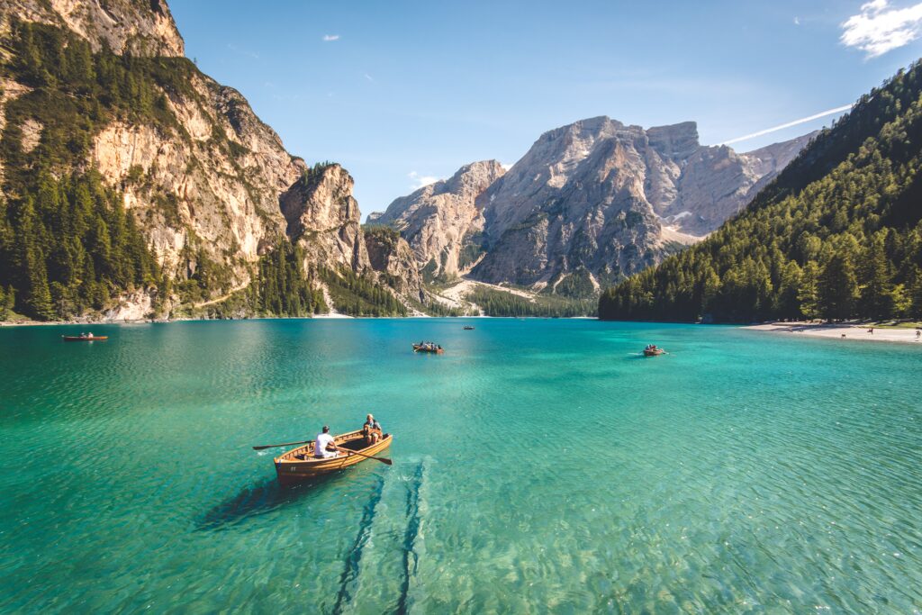 image d'illustration, lagon entre les montagnes avec barques sur l'eau