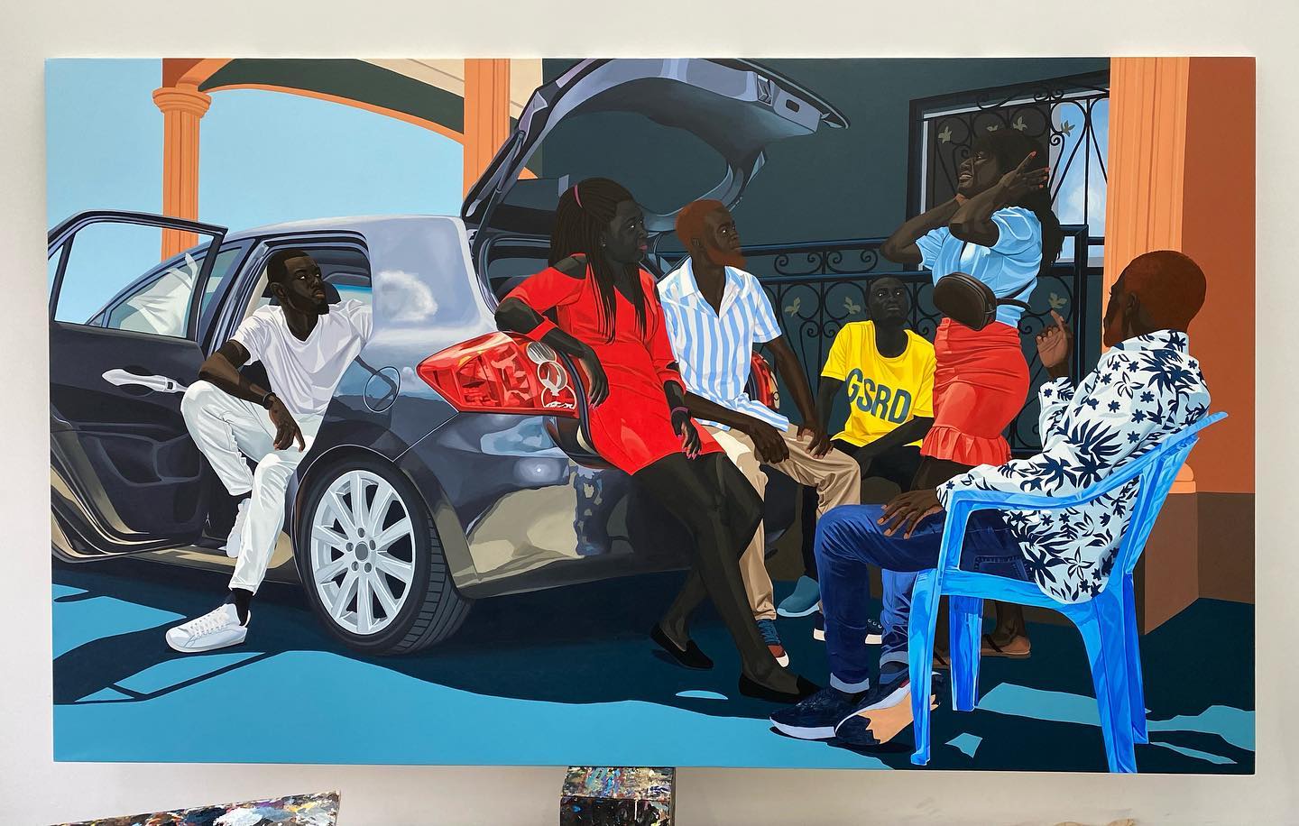 Peinture d'une scène de vie entre amis à l'arrière d'une voiture, coffre ouvert et conversation animée