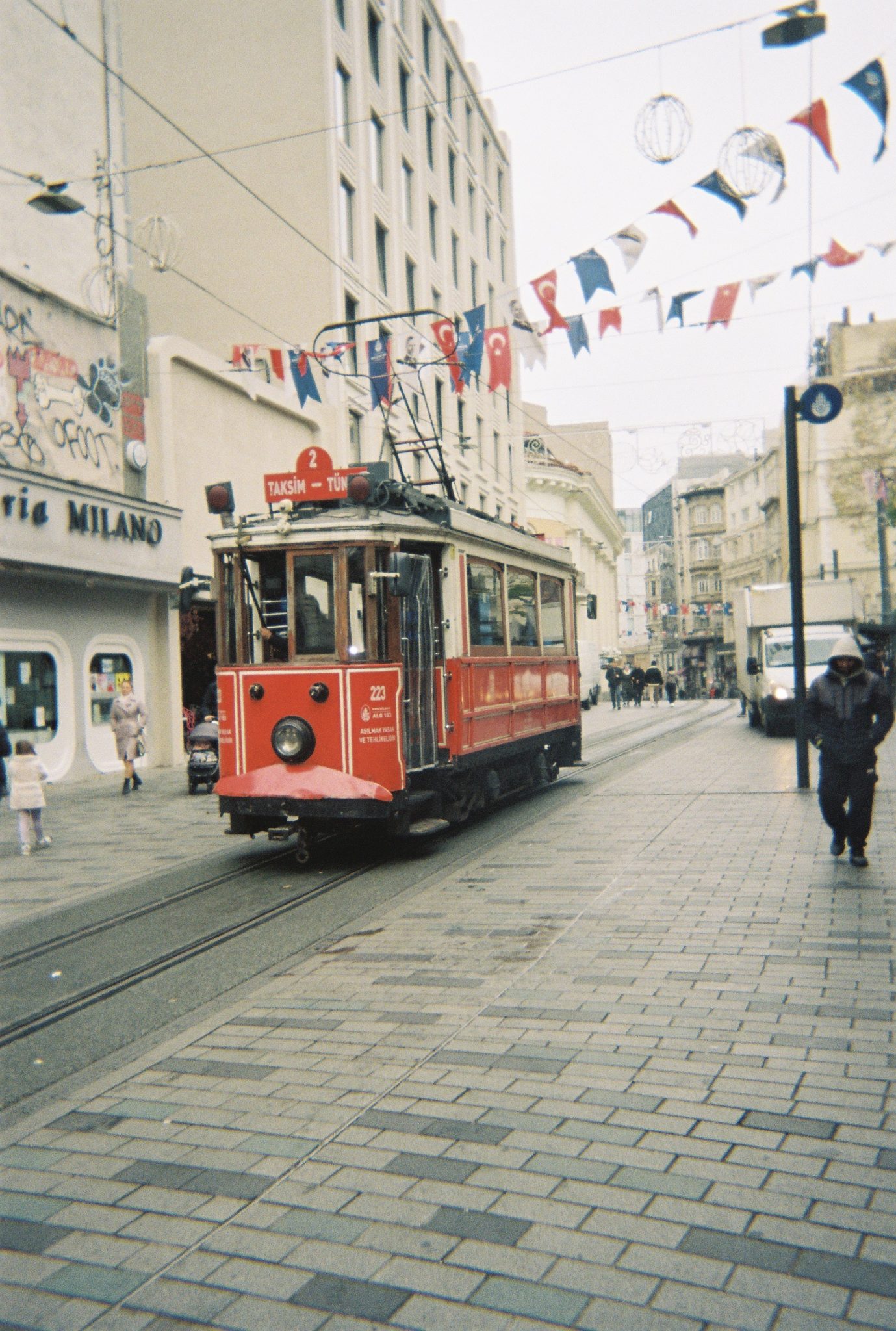 Rues stambouliotes avec le tram historique